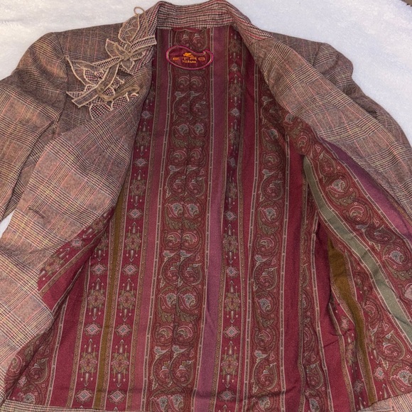 Elegant Plaid Blazer with Embellishments - Picture 4 of 7